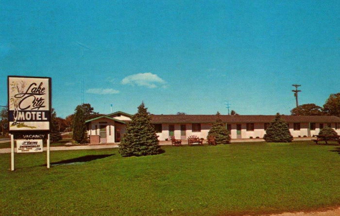 Lake City Motel (Motel Tafel) - Old Postcard (newer photo)